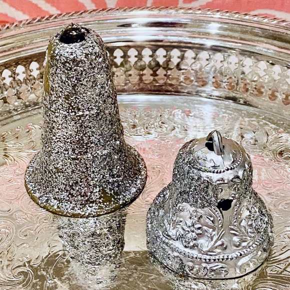 N29-BUNDLE ONLY Vintage Silver Glittered Plastic Decorative Bells - Picture 1 of 8